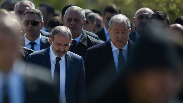 Премьер-министр Никол Пашинян и президент Армен Саркисян в мемориальном комплексе Цицернакаберд (24 апреля 2019). Еревaн - Sputnik Արմենիա
