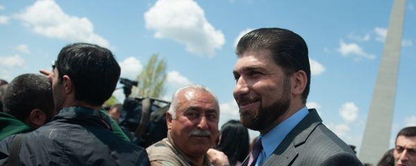 Давид Санасарян в мемориальном комплексе Цицернакаберд (24 апреля 2019). Еревaн - Sputnik Արմենիա