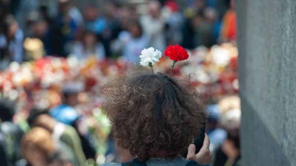 Посетитель в мемориальном комплексе Цицернакаберд (24 апреля 2019). Еревaн - Sputnik Армения