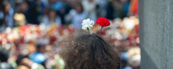 Посетитель в мемориальном комплексе Цицернакаберд (24 апреля 2019). Еревaн - Sputnik Армения