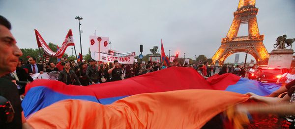 Армяне Франции размахивают флаги во время демонстрации возле Эйфелевой башни (24 апреля 2015). Париж - Sputnik Армения