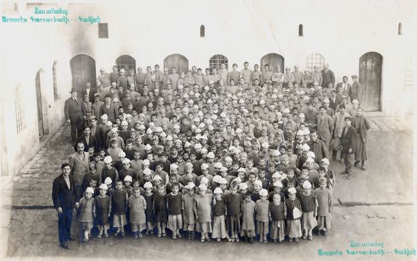 Фото сирот из архива музея литературы и искусства им. Чаренца Фото сирот из архива музея литературы и искусства им. Чаренца - Sputnik Армения