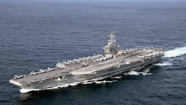 Авианосец ВМС США Авраам Линкольн во время транзитных учений (30 января 2019). Атлантический океан - Sputnik Армения
