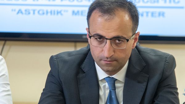 Министр здравоохранения Арсен Торосян на пресс-конференции по поводу пересадки печени (25 апреля 2019). Еревaн Министр здравоохранения Арсен Торосян на пресс-конференции по поводу пересадки печени (25 апреля 2019). Еревaн - Sputnik Армения