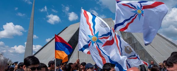 Ассирийцы Армении в мемориальном комплексе Цицернакаберд (24 апреля 2019). Еревaн - Sputnik Армения
