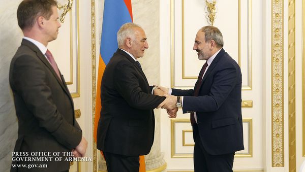 Премьер-министр Никол Пашинян принял первого вице-мэра Лиона Жоржа Кепенекяна (25 апреля 2019). Еревaн - Sputnik Армения