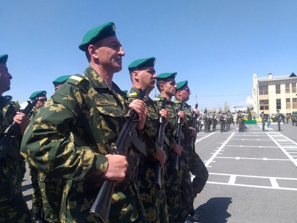 Никол Пашинян поздравил и поблагодарил всех, кто стоит на защите армянской границы Никол Пашинян поздравил и поблагодарил всех, кто стоит на защите армянской границы - Sputnik Армения