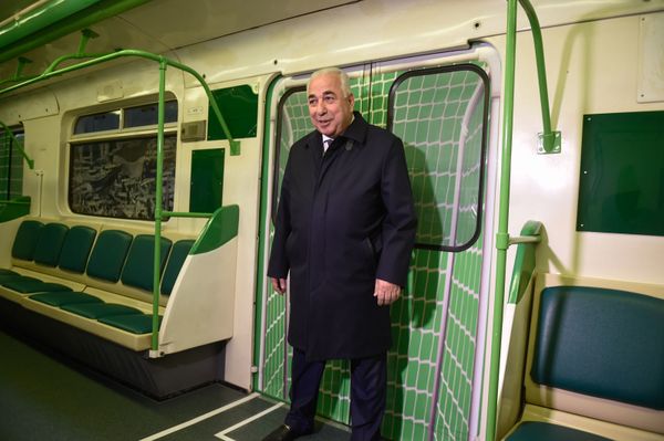 Директор Ереванского метрополитена Пайлак Яйлоян на презентации нового состава метро с символикой ЧЕ по футболу (26 апреля 2019). Еревaн - Sputnik Армения