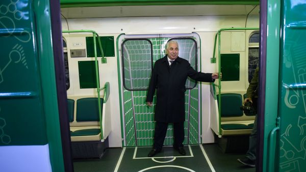 Дитектор Ереванского метрополитена Пайлак Яйлоян на презентации нового состава метро с символикой ЧЕ по футболу (26 апреля 2019). Еревaн - Sputnik Армения