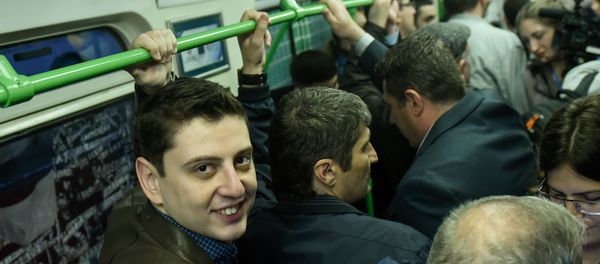 Нарек Ахназарян в вагоне нового состава метро с символикой ЧЕ по футболу (26 апреля 2019). Еревaн - Sputnik Արմենիա