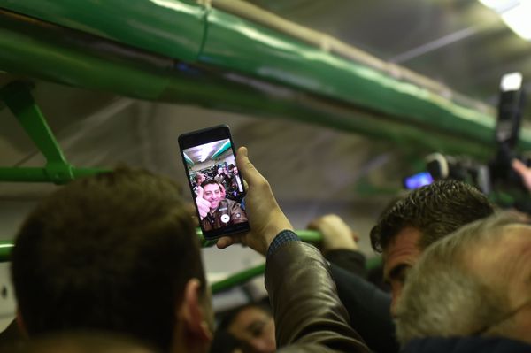 Нарек Ахназарян делает селфи на презентации нового состава метро с символикой ЧЕ по футболу (26 апреля 2019). Еревaн - Sputnik Армения