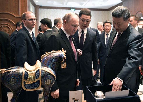 Владимир Путин и Си Цзиньпин обменялись подарками - фото - Sputnik Армения