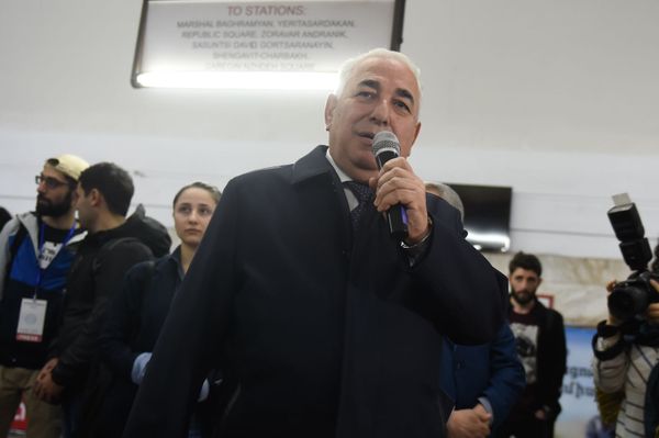 Директор Ереванского метрополитена Пайлак Яйлоян на презентации нового состава метро с символикой ЧЕ по футболу (26 апреля 2019). Еревaн - Sputnik Армения