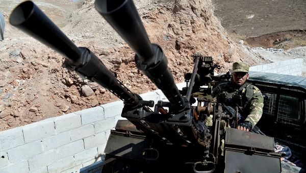 Военные Свободной Сирийской Армии патрулируют окраины северного города Джиср-эш-Шугур, к западу от города Идлиб (9 сентября 2018). Сирия - Sputnik Армения