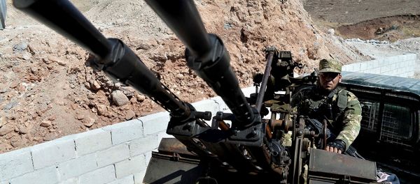 Военные Свободной Сирийской Армии патрулируют окраины северного города Джиср-эш-Шугур, к западу от города Идлиб (9 сентября 2018). Сирия - Sputnik Армения