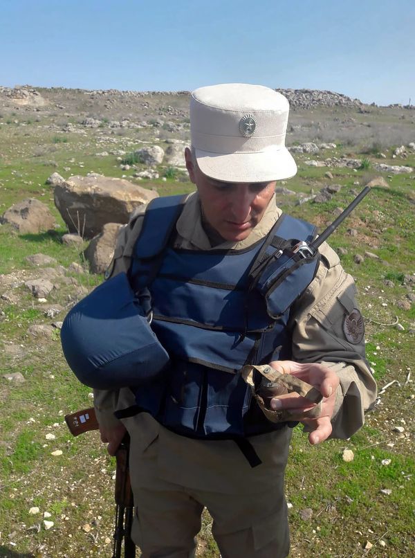 Показывали, где погибли их дети: подорвавшийся на мине армянский сапер вернется в Сирию Показывали, где погибли их дети: подорвавшийся на мине армянский сапер вернется в Сирию - Sputnik Армения