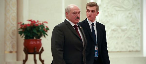 Президент Беларуси Александр Лукашенко и его сын Николай уезжают после встречи с президентом Китая Си Цзиньпином - Sputnik Армения