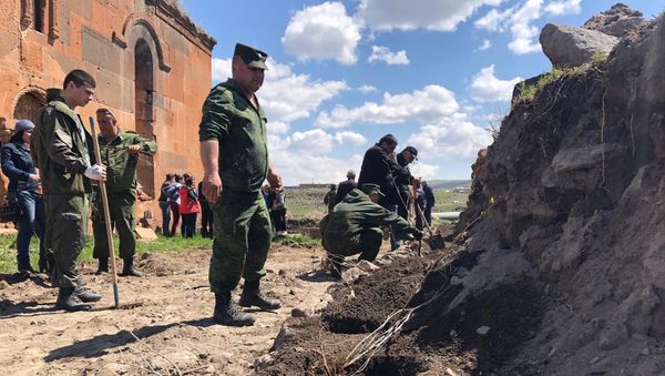 Благоустройство территории единственной церкви на армяно-турецкой границе в селе Айкадзор - Sputnik Армения