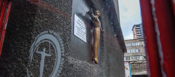 Статуэтка Альберта Азаряна у входа в школу олимпийского резерва по гимнастике имени Альберта Азаряна - Sputnik Արմենիա