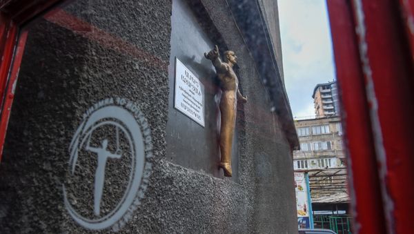 Статуэтка Альберта Азаряна у входа в школу олимпийского резерва по гимнастике имени Альберта Азаряна - Sputnik Армения