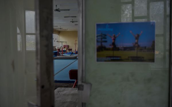 Дверь в тренировочный зал школы олимпийского резерва по гимнастике имени Альберта Азаряна Дверь в тренировочный зал школы олимпийского резерва по гимнастике имени Альберта Азаряна - Sputnik Армения