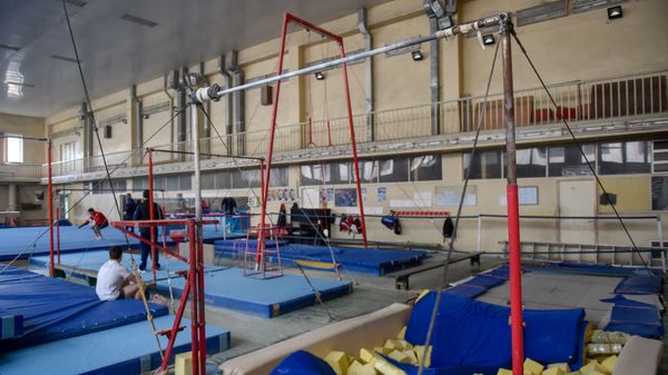 Перекладины в тренировочном зале школы олимпийского резерва по гимнастике имени Альберта Азаряна - Sputnik Արմենիա