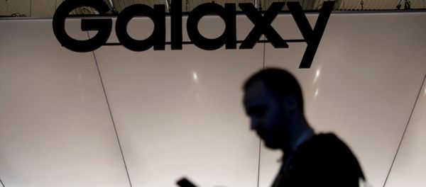 Посетитель со смартфоном на стенде Samsung на Mobile World Congress (26 февраля 2019). Барселона Посетитель со смартфоном на стенде Samsung на Mobile World Congress (26 февраля 2019). Барселона - Sputnik Արմենիա