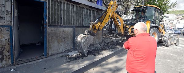Мерия Еревана приступила к демонтажу незаконно построенных ларьков на улице Нар-Доса (29 апреля 2019). Еревaн Мерия Еревана приступила к демонтажу незаконно построенных ларьков на улице Нар-Доса (29 апреля 2019). Еревaн - Sputnik Արմենիա
