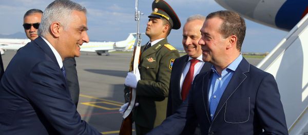 Премьер-министр России Дмитрий Медведев прибыл в Армению (29 апреля 2019). Еревaн Премьер-министр России Дмитрий Медведев прибыл в Армению (29 апреля 2019). Еревaн - Sputnik Армения