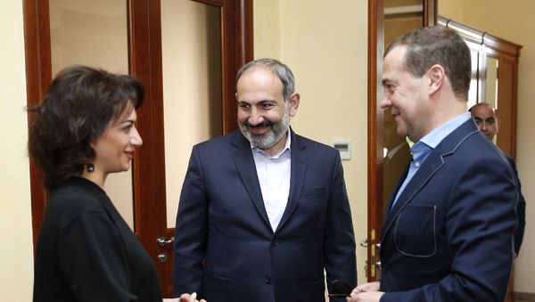 Премьер-министр Армении Никол Пашинян c женой Анной Акопян принимают в своей резиденции главу правительства РФ Дмитрия Медведева - Sputnik Արմենիա