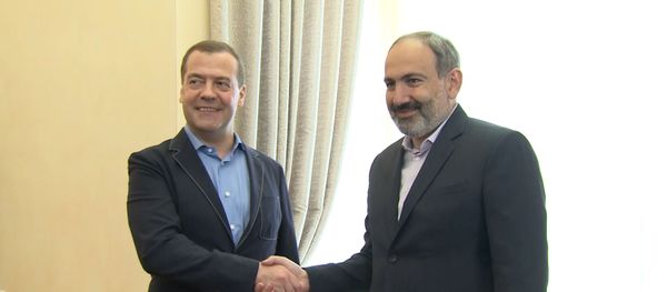 Փաշինյանն իր կառավարական առանձնատանը հանդիպել է Մեդվեդևի հետ - Sputnik Արմենիա