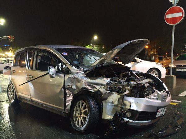 Свалил светофор, столбы, перевернулся: страшное ДТП в Ереване, трое детей — в больнице - Sputnik Армения