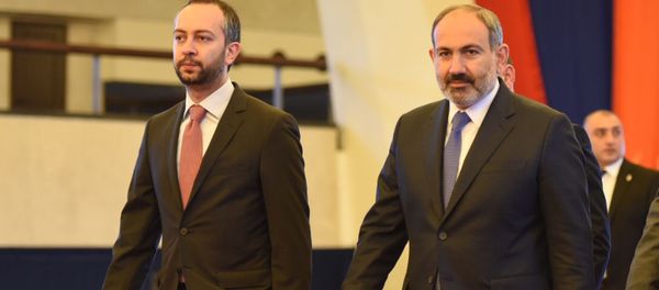 Никол Пашинян и Эдуард Агаджанян в СКК, где пройдет заседание Евразийского межправительственного совета (30 апреля 2019). Еревaн Никол Пашинян и Эдуард Агаджанян в СКК, где пройдет заседание Евразийского межправительственного совета (30 апреля 2019). Еревaн - Sputnik Армения