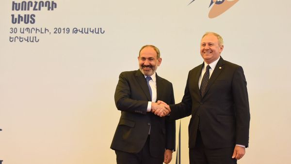 Премьер-министры Армении и Беларуси Никол Пашинян и Сергей Румас перед началом заседания Евразийского межправительственного совета (30 апреля 2019). Еревaн - Sputnik Армения