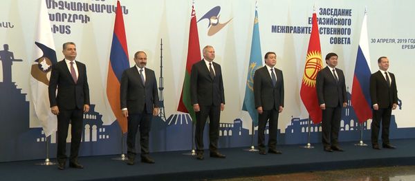 Премьер Армении Никол Пашинян встретил своих коллег до начала заседания межправсовета ЕАЭС в узком составе Премьер Армении Никол Пашинян встретил своих коллег до начала заседания межправсовета ЕАЭС в узком составе - Sputnik Армения