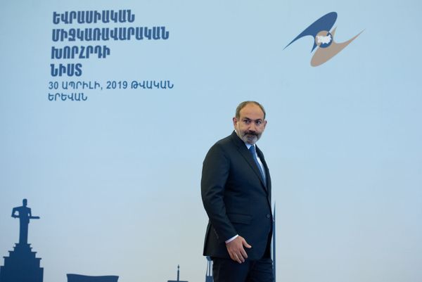 Премьер-министр Армении Никол Пашинян в ожидании участников заседания Евразийского межправительственного совета (30 апреля 2019). Еревaн Премьер-министр Армении Никол Пашинян в ожидании участников заседания Евразийского межправительственного совета (30 апреля 2019). Еревaн - Sputnik Армения