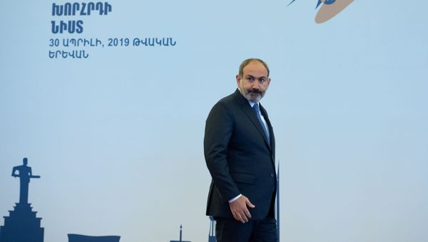 Премьер-министр Армении Никол Пашинян в ожидании участников заседания Евразийского межправительственного совета (30 апреля 2019). Еревaн - Sputnik Армения