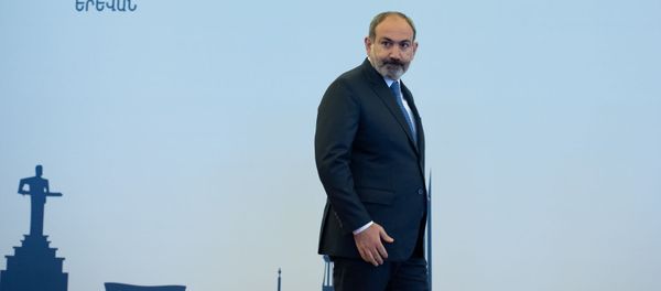 Премьер-министр Армении Никол Пашинян в ожидании участников заседания Евразийского межправительственного совета (30 апреля 2019). Еревaн - Sputnik Արմենիա