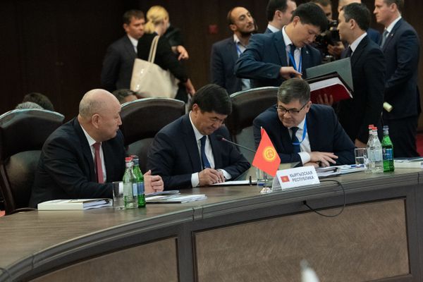 Делегация Кыргызстана во главе с премьером Мухаммедкалыем Абылгазиевым подписывает бумаги на заседании Евразийского межправительственного совета (30 апреля 2019). Еревaн Делегация Кыргызстана во главе с премьером Мухаммедкалыем Абылгазиевым подписывает бумаги на заседании Евразийского межправительственного совета (30 апреля 2019). Еревaн - Sputnik Армения