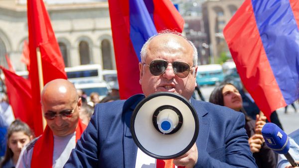 И.о. первого секретаря Компартии Армении Ерджаник Казарян на первомайском шествии в центре столицы (1 мая 2019). Еревaн - Sputnik Армения