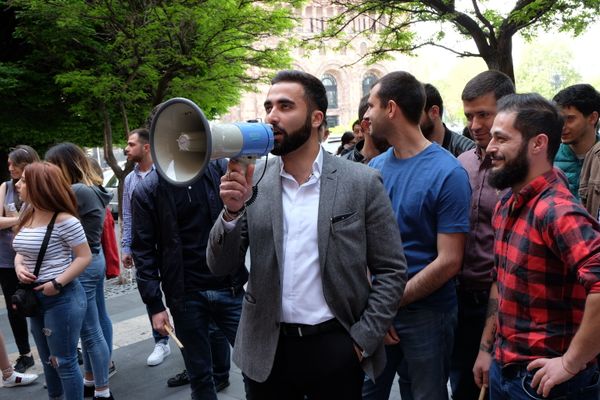 Не убивайте бизнес: владельцы трейлеров-кафе протестуют перед правительством Армении - Sputnik Армения