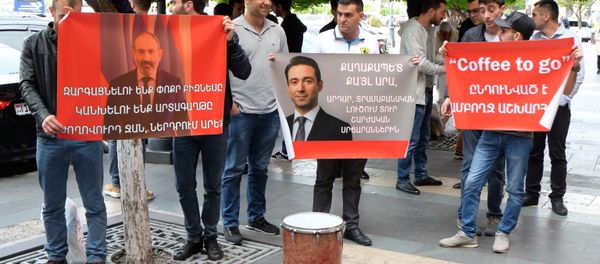Акция протеста собственников и сотрудников кафе перед Домом правительства (2 мая 2019). Еревaн - Sputnik Армения