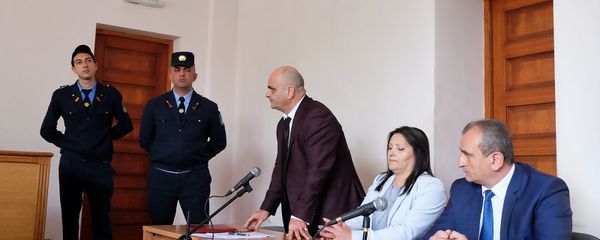 Супруга генерала Манвела Григоряна Назик Амирян с адвокатами на судебном заседании (2 мая 2019). Еревaн - Sputnik Արմենիա