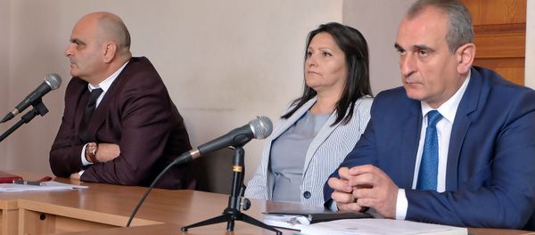 Супруга генерала Манвела Григоряна Назик Амирян с адвокатами Левоном Багдасаряном (слева) и Кареном Камаляном на судебном заседании (2 мая 2019). Еревaн Супруга генерала Манвела Григоряна Назик Амирян с адвокатами Левоном Багдасаряном (слева) и Кареном Камаляном на судебном заседании (2 мая 2019). Еревaн - Sputnik Արմենիա