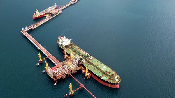 Танкер у нефтяного терминала - Sputnik Армения