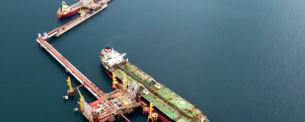 Танкер у нефтяного терминала Танкер у нефтяного терминала - Sputnik Армения