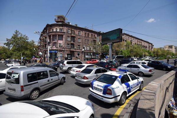 Բողոքի ակցիայի դուրս եկած տաքսու վարորդները  փակել են Աբովյան-Կորյուն փողոցների խաչմերուկը - Sputnik Արմենիա