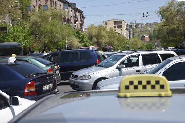 Բողոքի ակցիայի դուրս եկած տաքսու վարորդները  փակել են Աբովյան-Կորյուն փողոցների խաչմերուկը - Sputnik Արմենիա