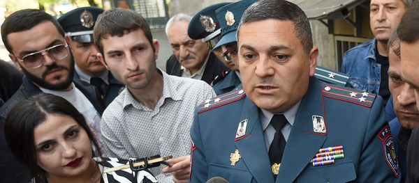 Начальник Дорожной полиции Армении Егор Карапетян встретился с заблокировавшими улицу Абовяна таксистами (3 мая 2019). Еревaн - Sputnik Армения