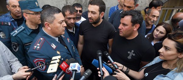 Начальник Дорожной полиции Армении Егор Карапетян встретился с заблокировавшими улицу Абовяна таксистами (3 мая 2019). Еревaн - Sputnik Արմենիա